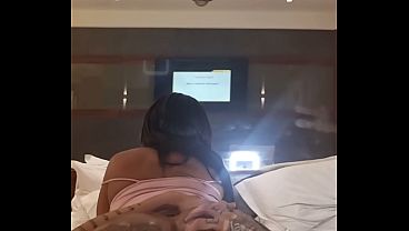 A esposa hotwife do meu irmão corno implorou pelo meu pau torto enquanto ele trabalha – Completo no Red
