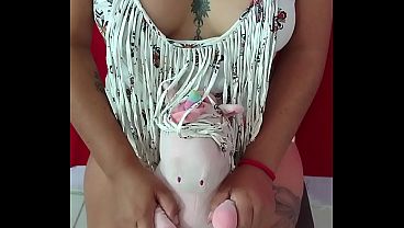 Arelyb jugando un peluche