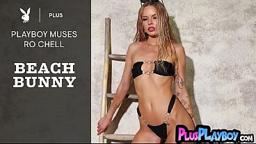 Beautiful big ass Ro Chell striptease after posing in sexy black lingerie