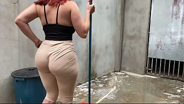 Essa empregada me provoca muito, a bunda dela é uma delícia não consigo me segurar