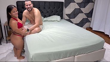 POLICIAL da ROLA GIGANTE seduziu sua EMPREGADA ANÃ e fodeu muito sua BOCETINHA APERTADA – COMPLETO NO RED