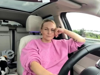 Bondgirl_v_mawine_pokazyvaet_sebja-