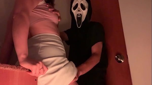 Estoy sola en casa y cuando entro al baño todo se convierte en una película de terror