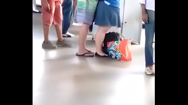 Gordinha safadinha bate uma pra namorado na fila do ônibus