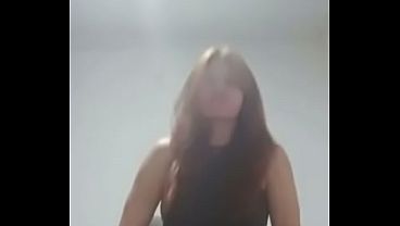 Pillo a mi madrastra masturbándose en videollamada ,observo su coño rosado y abierto