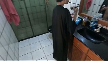 Esposa dá pro marido no banheiro e depois pro amigo superdotado no quarto