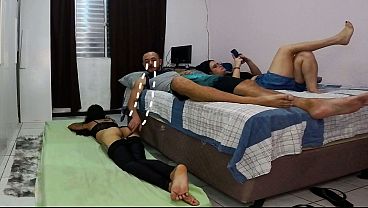 Esposa teve que dividir o quarto com sua Amiga mas seu Marido