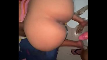 Essa Safadinha do Rabo Grande Levo uma Bela Surra de Pau Duro – Novinha Safada Sendo Fodida De Quatro