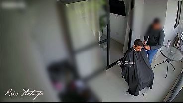 Meu corno chamou o barbeiro em casa… e eu resolvi brincar de puta de verdade. Atendi a porta só de biquíni minúsculo e transparente.