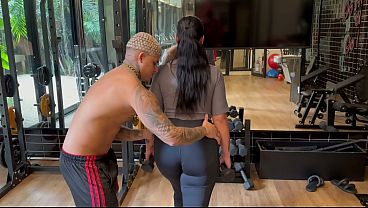 A personal da academia veio me ajudar no treino e no final levei ela pro meu apartamento e comi muito o cuzinho dela