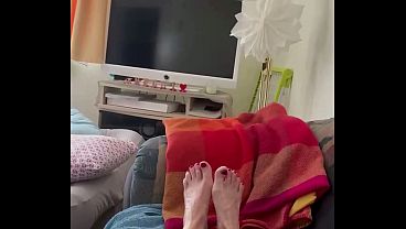 Barfuß zur Entspannung auf der Couch