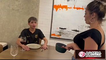 Coroa Safada Fode novinho e pede pra Não Contar para ninguém. Milf safada ve o pauzao enorme de novinho fode como uma casada safada e trai o corno manso dentro da propria casa.