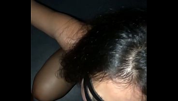 Fui na casa de Swing e distribui a buceta. entrei no glory holly e nao resisti o pauzao. Cai de boca e me deliciei com a rola do macho. Marido corno ficou na punheta.