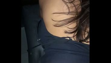 Gozei muito no gloryhole da casa de swing. Enquanto o corninho sua putinha, eu me deliciava com um pau bem grosso no gloryhole, mamando até o talo, com gozada na boca.