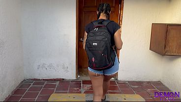 Jovencita cachonda pide servicio a la habitacion