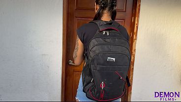 Jovencita cachonda pide servicio a la habitacion