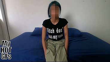 Jovencita de cabello azul apenas acaba de cumplir 18