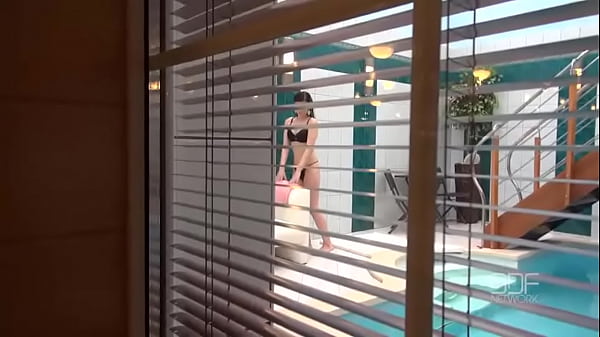 Lascivious Looks – A Cock Sucking Hottie At The Swimming Pool