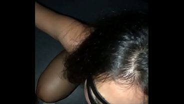 Mamei um pau enorme no glory hole da casa de Swing , enquanto o corno manso do meu marido filmava todo orgulhoso.