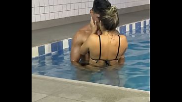 POV Corno – “Olha como ele me fode seu corno imprestavel” – Personal pauzudo fode casada safada na academia e marido corno manso grava tudo e fica na punheta. (Completo)