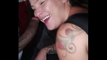 Ruiva casada chupa e da a buceta pra desconhecidos na cadeira erotica da balada
