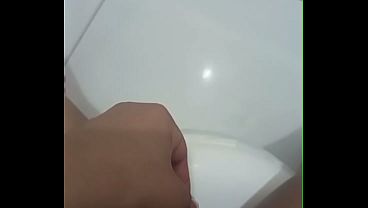 Siririca no banheiro até gozar gostoso